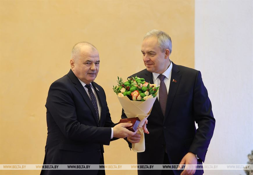 Игорь Сергеенко вручает медаль "За трудовые заслуги" председателю Столинского райисполкома Григорию Протосовицкому Игорь Сергеенко вручает медаль "За трудовые заслуги" председателю Столинского райисполкома Григорию Протосовицкому