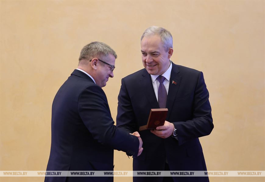 Игорь Сергеенко вручает медаль "За трудовые заслуги" заместителю председателя Витебского облисполкома Владимиру Белоусу Игорь Сергеенко вручает медаль "За трудовые заслуги" заместителю председателя Витебского облисполкома Владимиру Белоусу