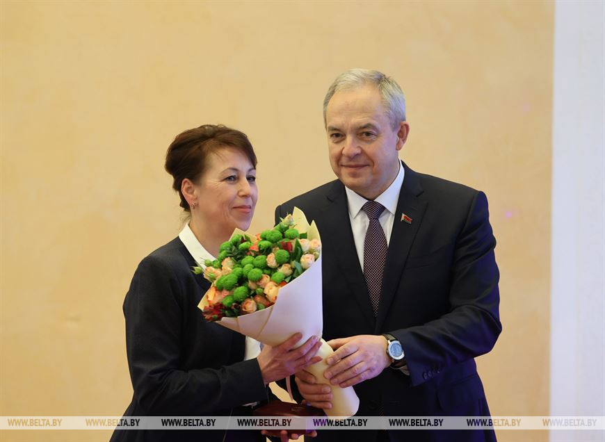 Игорь Сергеенко вручает медаль "За трудовые заслуги" главному инженеру Оршанского льнокомбината Ларисе Саксоновой Игорь Сергеенко вручает медаль "За трудовые заслуги" главному инженеру Оршанского льнокомбината Ларисе Саксоновой