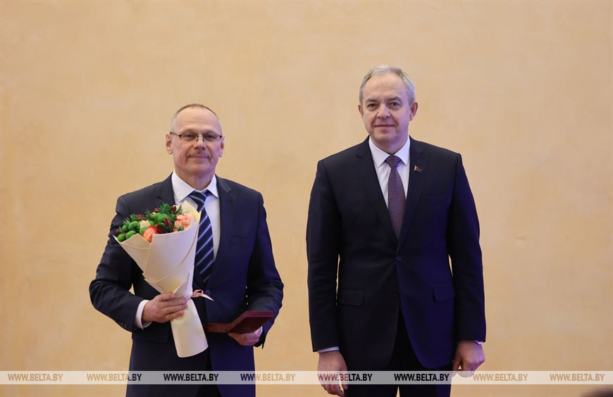 Игорь Сергеенко вручил медаль "За трудовые заслуги" заместителю главного инженера по перспективному развитию ОАО "Беларуськалий" Дмитрию Барбикову Игорь Сергеенко вручил медаль "За трудовые заслуги" заместителю главного инженера по перспективному развитию ОАО "Беларуськалий" Дмитрию Барбикову