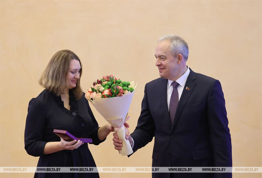 Игорь Сергеенко вручает медаль Франциска Скорины председателю Брестского областного отделения Союза писателей Беларуси Татьяне Демидович Игорь Сергеенко вручает медаль Франциска Скорины председателю Брестского областного отделения Союза писателей Беларуси Татьяне Демидович
