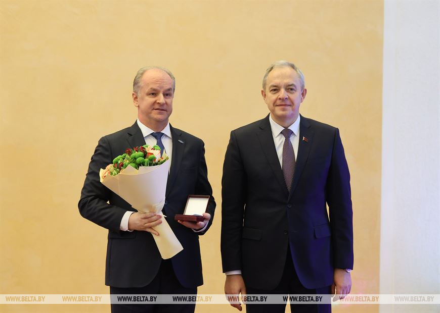 Игорь Сергеенко вручил медаль "За трудовые заслуги" заместителю генерального директора ОАО "Молочный Мир" Игорю Новицкому Игорь Сергеенко вручил медаль "За трудовые заслуги" заместителю генерального директора ОАО "Молочный Мир" Игорю Новицкому