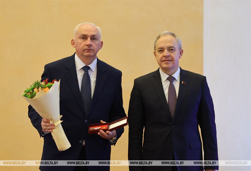 Игорь Сергеенко вручил медаль "За трудовые заслуги" председателю Витебского райоисполкома Вячеславу Сабыничу Игорь Сергеенко вручил медаль "За трудовые заслуги" председателю Витебского райоисполкома Вячеславу Сабыничу