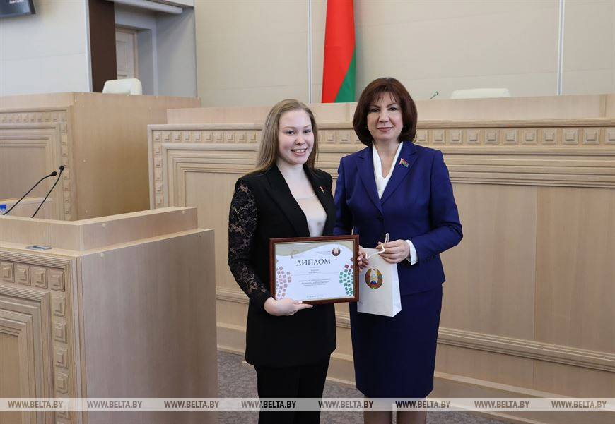 Наталья Кочанова вручает награду Анне Козловой, занявшей первое место в конкурсе "Команда Будущего", специализация "Политика" Наталья Кочанова вручает награду Анне Козловой, занявшей первое место в конкурсе "Команда Будущего", специализация "Политика"