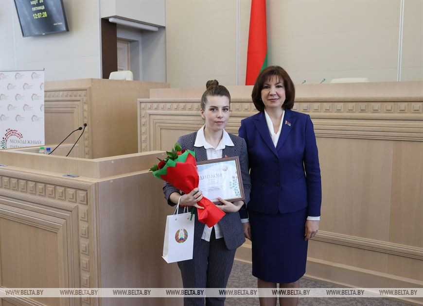 Наталья Кочанова вручает награду Анастасии Реутской, занявшей второе место в конкурсе "Команда Будущего", специализация "Политика" Наталья Кочанова вручает награду Анастасии Реутской, занявшей второе место в конкурсе "Команда Будущего", специализация "Политика"