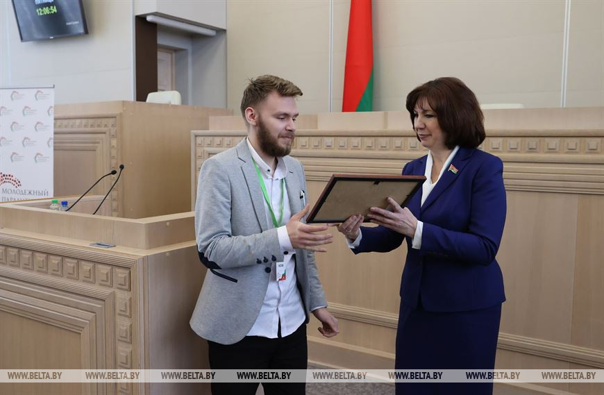 Наталья Кочанова вручает награду Андрею Будейко, занявший третье место в конкурсе "Команда Будущего", специализация "Политика" Наталья Кочанова вручает награду Андрею Будейко, занявший третье место в конкурсе "Команда Будущего", специализация "Политика"