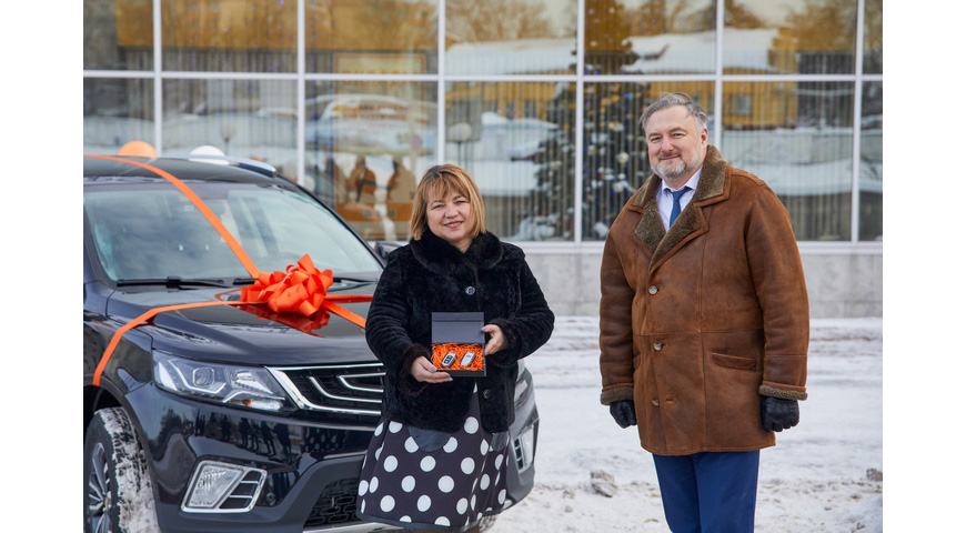 Вкладчица Белагропромбанка Галина Кривицкая из Плещениц выиграла восьмой кроссовер от банка и пообещала сама водить новую машину Вкладчица Белагропромбанка Галина Кривицкая из Плещениц выиграла восьмой кроссовер от банка и пообещала сама водить новую машину