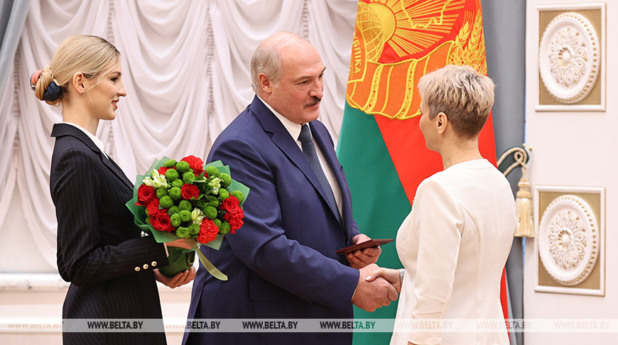 Александр Лукашенко вручает диплом доктора педагогических наук начальнику центра развития педагогического образования Александре Позняк Александр Лукашенко вручает диплом доктора педагогических наук начальнику центра развития педагогического образования Александре Позняк