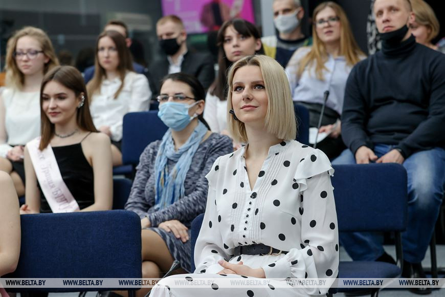 Исполнительница и ведущая Анжелика Пушнова Исполнительница и ведущая Анжелика Пушнова