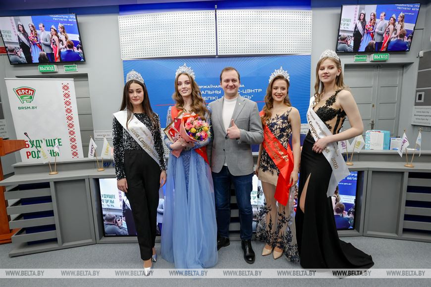 Дмитрий Воронюк и финалистки конкурса Дмитрий Воронюк и финалистки конкурса