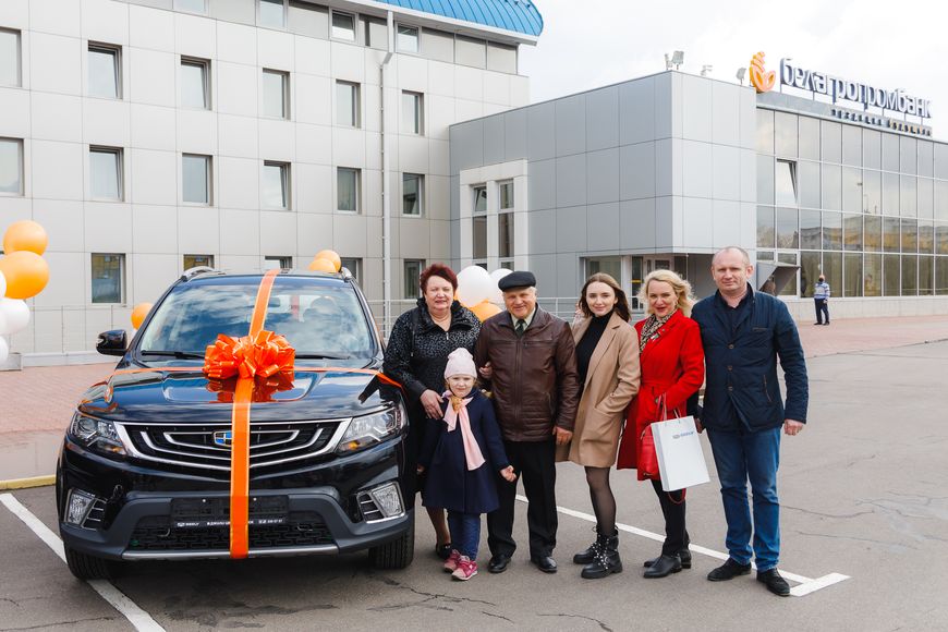 Победительница первого розыгрыша рекламной игры "Авторалли призов" Татьяна Романюк с семьей Победительница первого розыгрыша рекламной игры "Авторалли призов" Татьяна Романюк с семьей