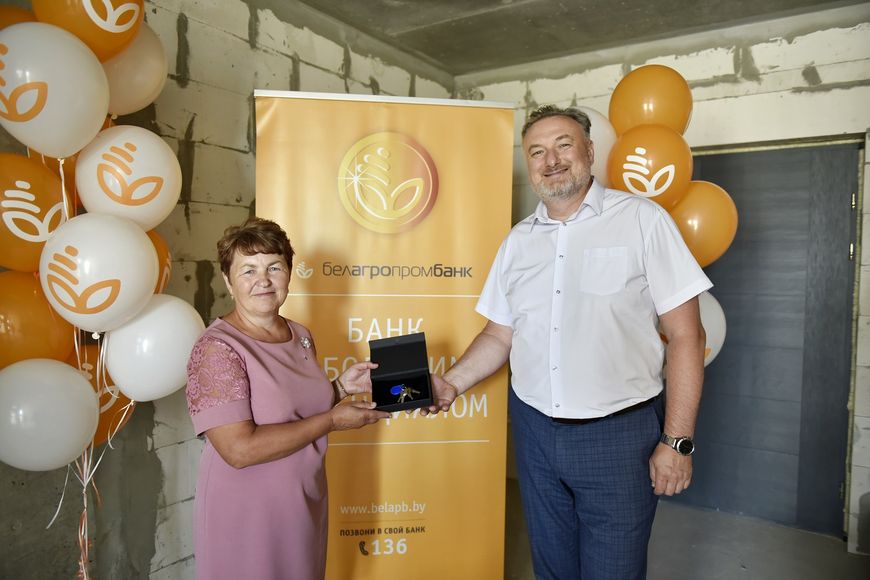 Наталья Махрова выиграла первую квартиру в Минске в рамках рекламной игры "Юбилейный урожай призов" Наталья Махрова выиграла первую квартиру в Минске в рамках рекламной игры "Юбилейный урожай призов"