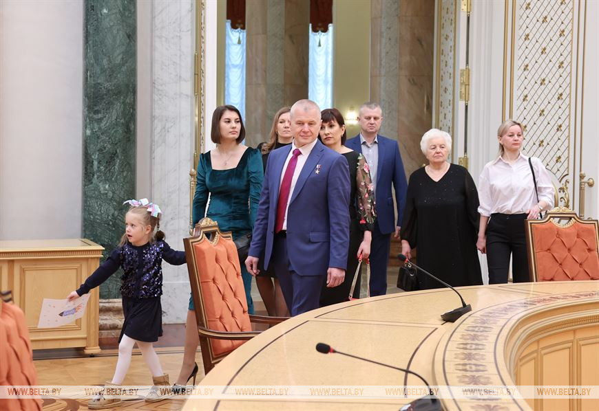 Олег Новицкий с семьей во время экскурсии по Дворцу Независимости