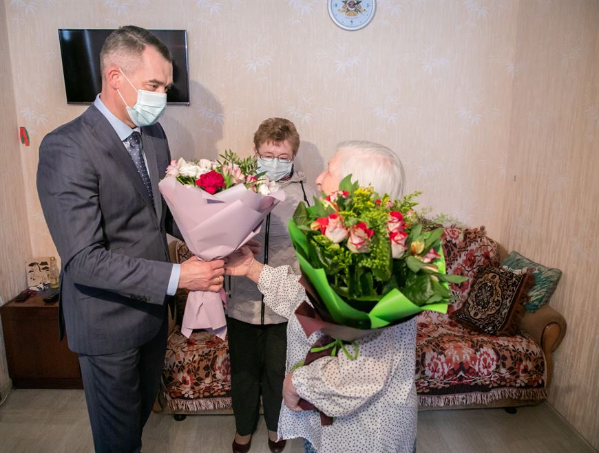 Павел Овчаров вручил телевизор ветерану – Надежде Клименковой