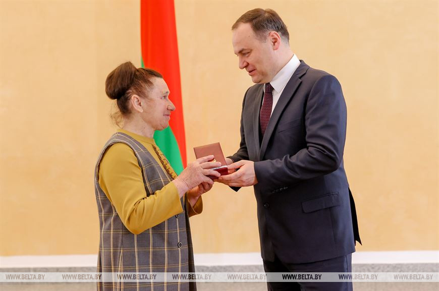 Премьер-министр Беларуси Роман Головченко награждает главного агронома филиала "Пищевик-Агро" ОАО "Красный пищевик - АграСервис" Валентину Масолову