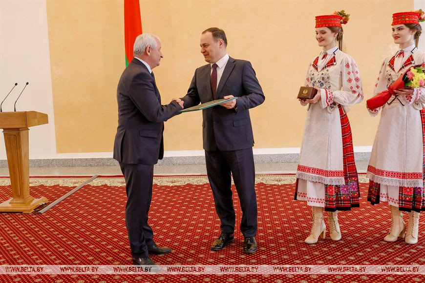 Премьер-министр Беларуси Роман Головченко награждает министра промышленности Петра Пархомчика