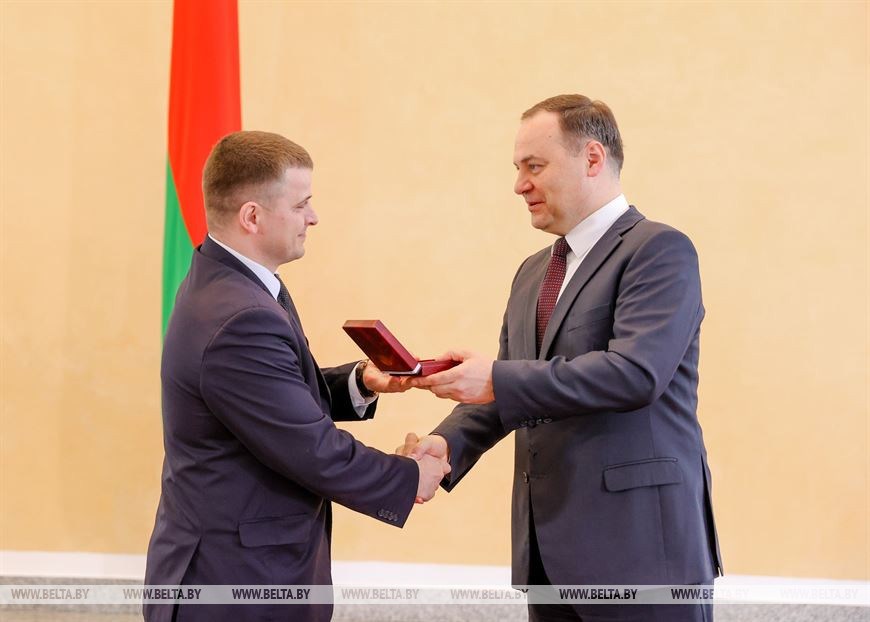Премьер-министр Беларуси Роман Головченко награждает директора филиала "Вендераж" РУП "Могилевэнерго" Александра Жибурта