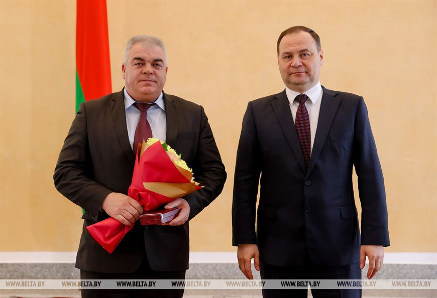 Премьер-министр Беларуси Роман Головченко награждает первого заместителя председателя - начальника управления по сельскому хозяйству и продовольствию Горецкого райисполкома Василия Муранкова