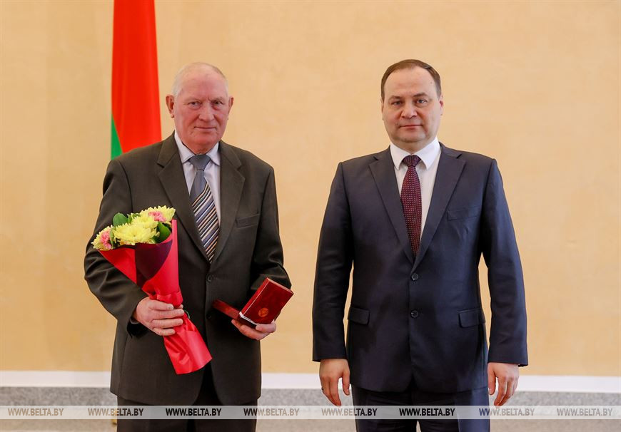 Премьер-министр Беларуси Роман Головченко награждает главного агронома "Круглянский-Агро" Михаила Сербуна
