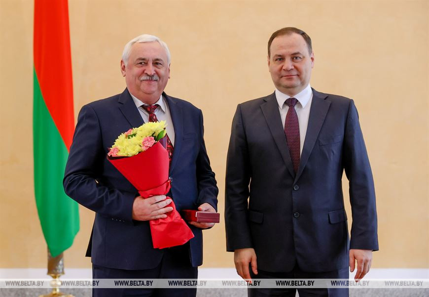 Премьер-министр Беларуси Роман Головченко награждает директора ОАО "СтанкоГомель" Владимира Сосновского
