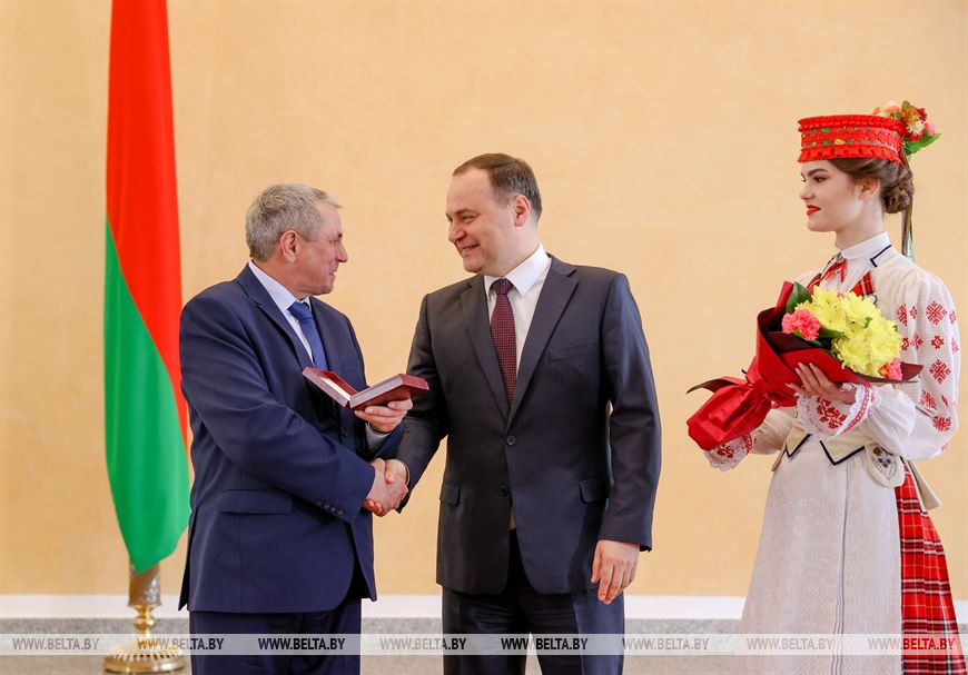 Премьер-министр Беларуси Роман Головченко награждает машиниста-крановщика Бакштанского участка лесозаготовительного цеха ОАО "Мостовдрев" Евгения Арика
