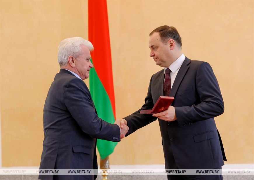 Премьер-министр Беларуси Роман Головченко награждает директора ОАО "Ольса" Николая Цыкунова