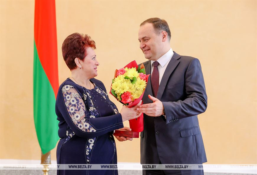 Премьер-министр Беларуси Роман Головченко награждает оператора мотального оборудования фабрики №2 Оршанского льнокомбината Елену Лепешинскую