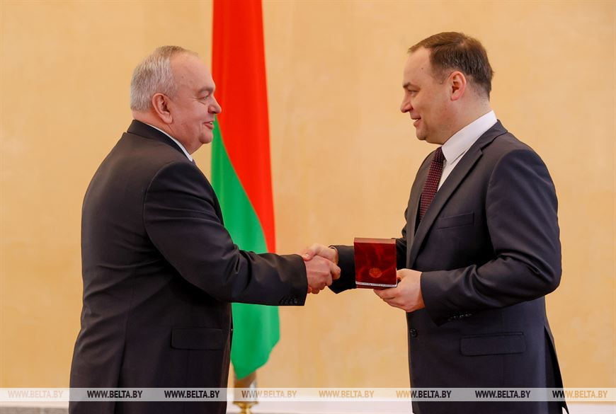 Премьер-министр Беларуси Роман Головченко награждает директора СЗАО "БЕЛДЖИ" Геннадия Свидерского