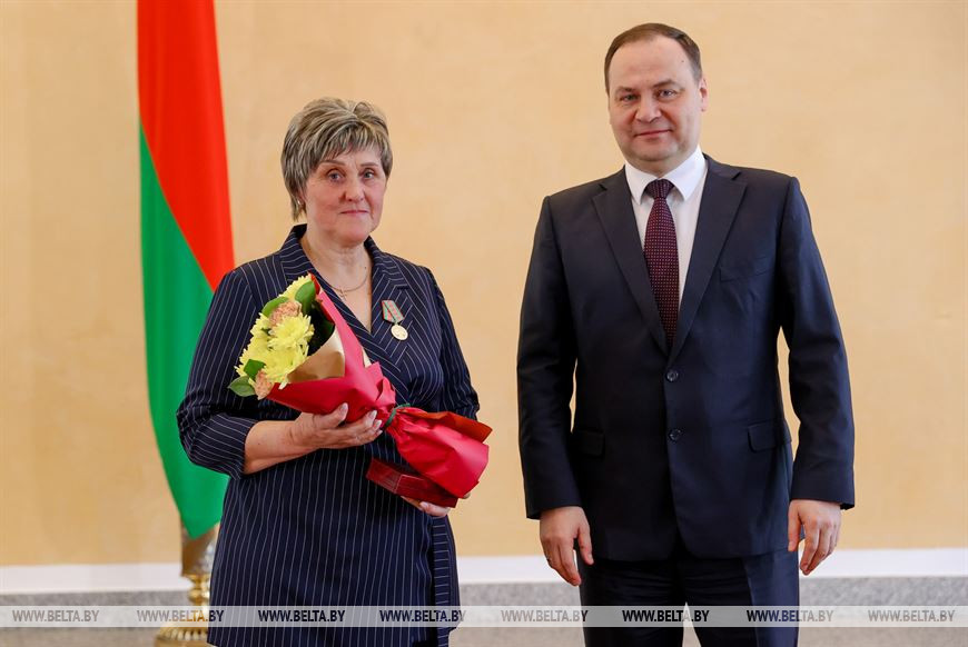 Премьер-министр Беларуси Роман Головченко награждает главного агронома филиала "Прымежны" ОАО "Климовичский комбинат хлебопродуктов" Раису Попкову