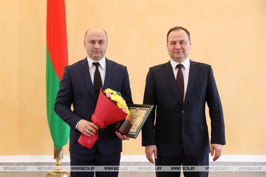 Премьер-министр Беларуси Роман Головченко награждает генерального директора ОАО "Управляющая компания холдинга "Минский моторный завод" Александра Рогожника