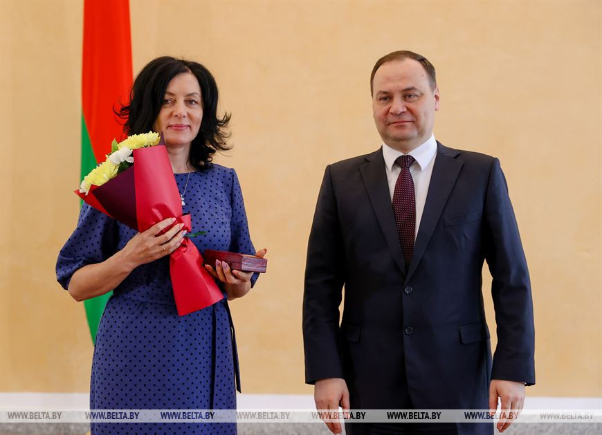 Премьер-министр Беларуси Роман Головченко награждает предильщика фабрики №2 Оршанского льнокомбината Оксану Шурыпа