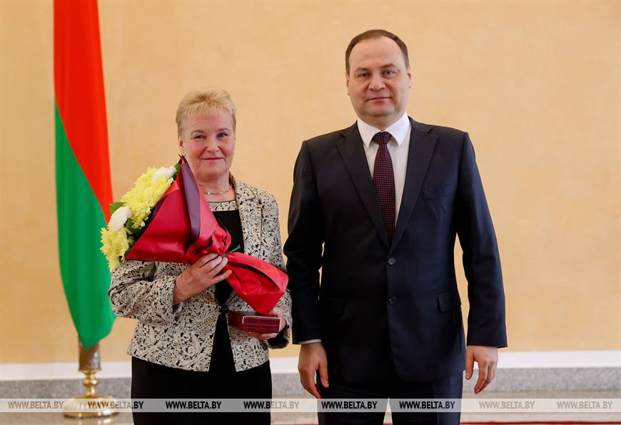 Премьер-министр Беларуси Роман Головченко награждает начальника производственного отдела управления по сельскому хозяйству и продовольствию Мстиславского райисполкома Анну Ходорович