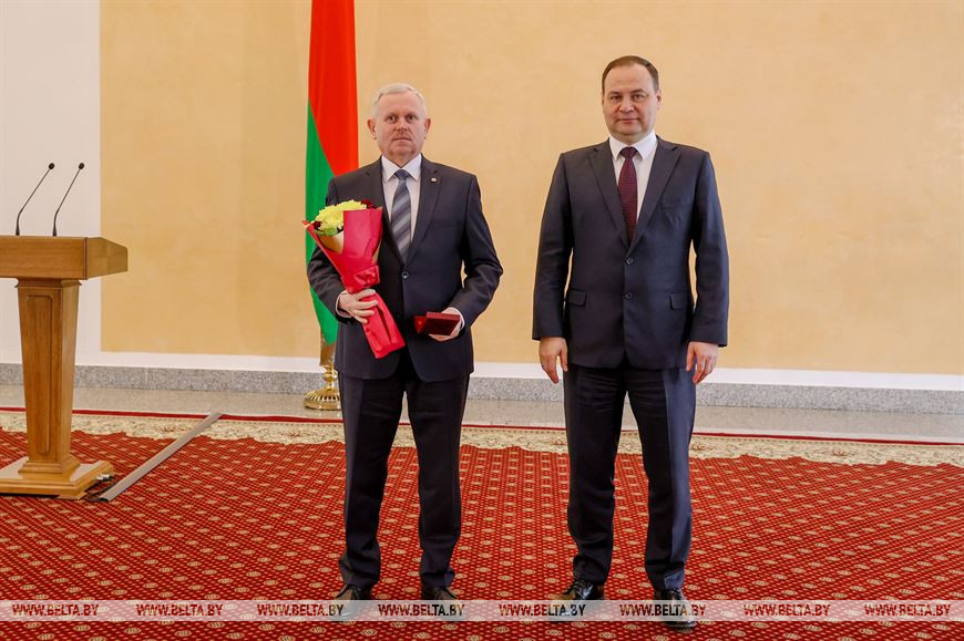 Премьер-министр Беларуси Роман Головченко награждает генерального директора ОАО "Минский электротехнический завод им. Козлова" Александра Радевич