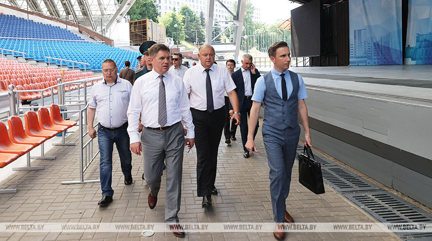 Игорь Петришенко во время посещения Летнего амфитеатра
