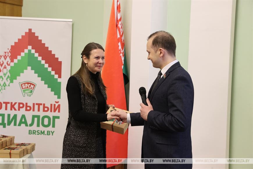 Первый секретарь Центрального комитета БРСМ Дмитрий Воронюк вручает флаг председателю Центрального Совета БРПО Александре Гончаровой Первый секретарь Центрального комитета БРСМ Дмитрий Воронюк вручает флаг председателю Центрального Совета БРПО Александре Гончаровой