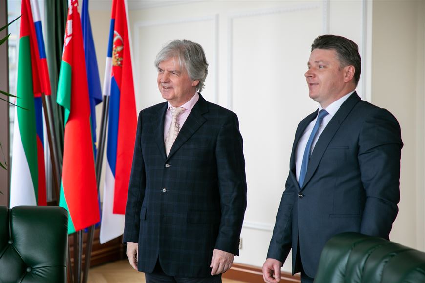 Представители двух компаний договорились о взаимовыгодном сотрудничестве Представители двух компаний договорились о взаимовыгодном сотрудничестве