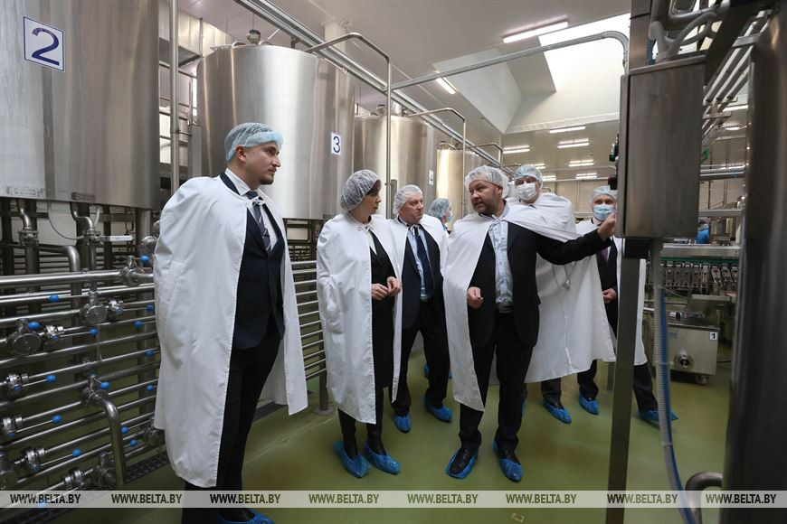 Наталья Кочанова во время посещения предприятия