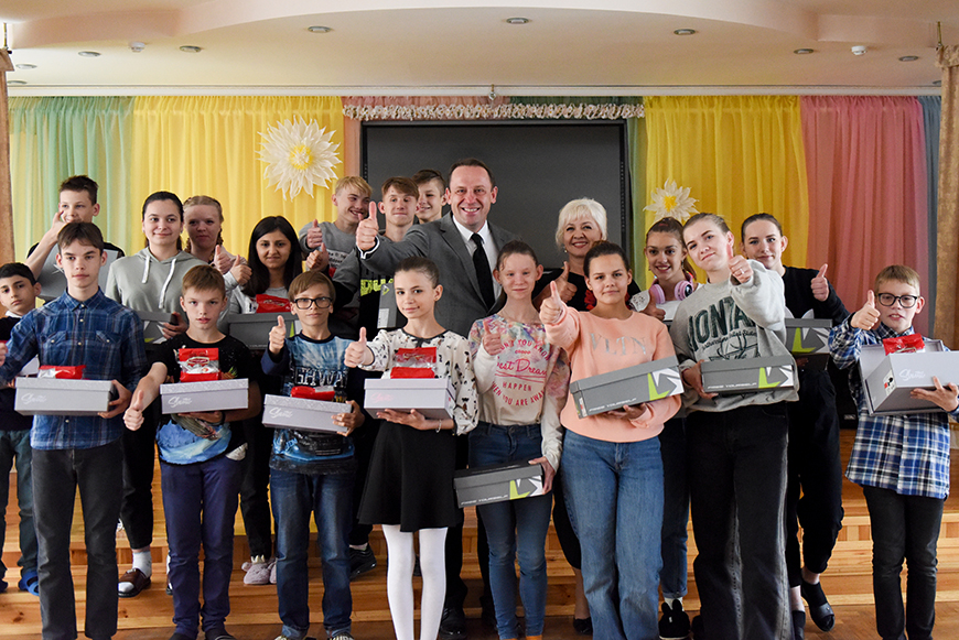 Ребята из Мозырского детского дома получили в подарок сладкие презенты и спортивную обувь Ребята из Мозырского детского дома получили в подарок сладкие презенты и спортивную обувь