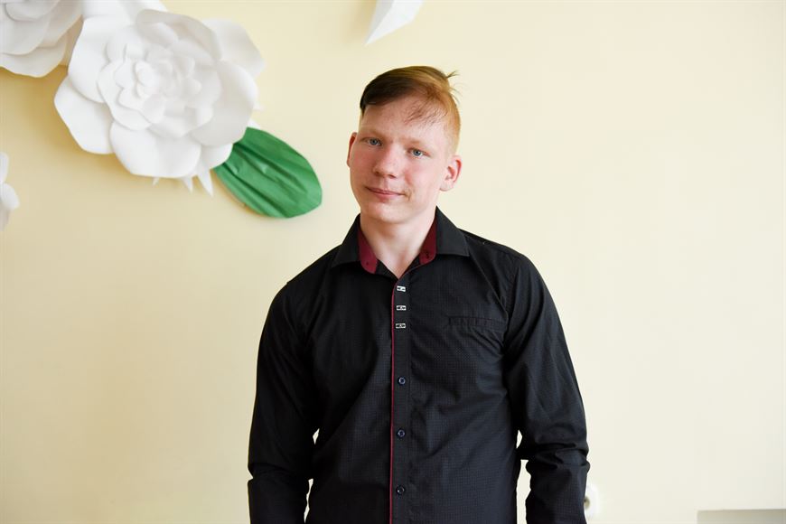 Выпускник детского дома Артем обещает навещать своих друзей и преподавателей Выпускник детского дома Артем обещает навещать своих друзей и преподавателей