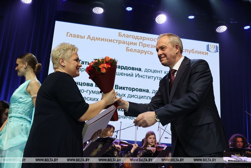 Глава Администрации Президента Республики Беларусь Игорь Сергеенко вручает благодарность доценту Елене Парфенцовой Глава Администрации Президента Республики Беларусь Игорь Сергеенко вручает благодарность доценту Елене Парфенцовой