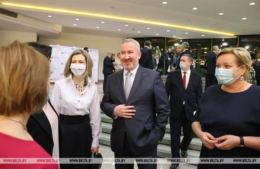 Ректор Института подготовки научных кадров НАН Беларуси, бывший ректор Академии управления Марат Жилинский общается с коллегами Ректор Института подготовки научных кадров НАН Беларуси, бывший ректор Академии управления Марат Жилинский общается с коллегами