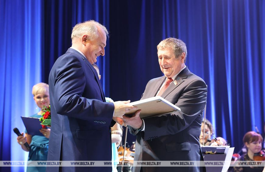 Председатель Постоянной комиссии Совета Республики по региональной политике и местному самоуправлению Михаил Русый вручает почетную грамоту Национального собрания профессору Виктору Яковчуку Председатель Постоянной комиссии Совета Республики по региональной политике и местному самоуправлению Михаил Русый вручает почетную грамоту Национального собрания профессору Виктору Яковчуку