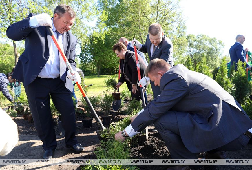 Министр природных ресурсов и охраны окружающей среды Андрей Худык (слева) во время посадки композиции Министр природных ресурсов и охраны окружающей среды Андрей Худык (слева) во время посадки композиции