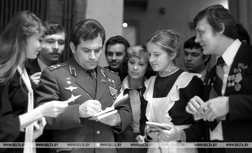 Летчик-космонавт СССР дважды Герой Советского Союза Владимир Коваленок среди делегатов XXII Минской областной отчетно-выборной комсомольской конференции, 1982 год