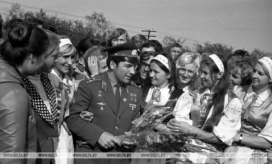 Дважды Герой Советского Союза Петр Климук с молодёжью Бреста, 1975 год