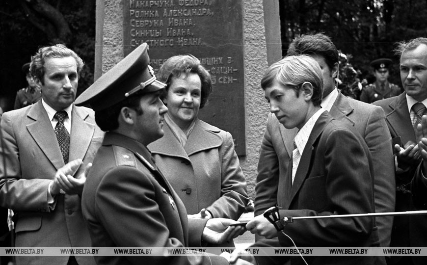 Пётр Климук вручает комсомольский билет девятикласснику Скидельской средней школы Юре Ещику, 1978 год