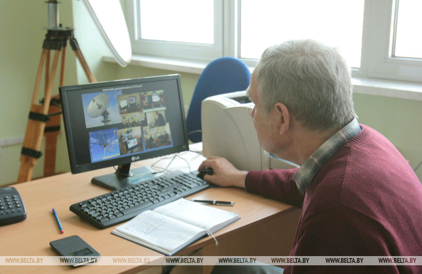 В БГУ впервые в Беларуси создан университетский наноспутник. Его вес около 2 кг и состоит он из двух базовых модулей. Там есть все элементы, что и у большого аппарата: система ориентации, камера, датчики регистрации