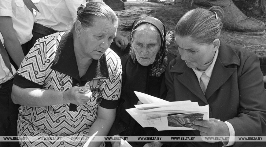 Анна Гагарина /слева/, Анастасия Куприянова и Ольга Коваленок. Встреча трех матерей с пионерами г. Жодино Минской области. 2 августа 1978 год