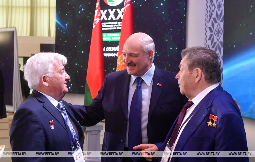 Александр Лукашенко с космонавтами Петром Климуком и Владимиром Коваленком на открытии XXXI Международного конгресса Ассоциации участников космических полетов, 2018 год