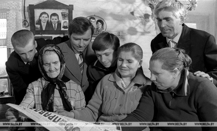 Мать космонавта Владимира Коваленка Ольга Ивановна с близкими читает в газете о полёте сына в космос, 1977 год